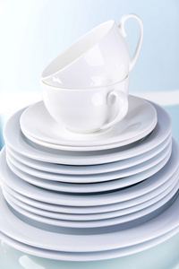 桌上明亮的背景上的白色碗碟里设置