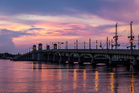 美丽的紫色日出在狮子桥在市中心圣奥古斯丁