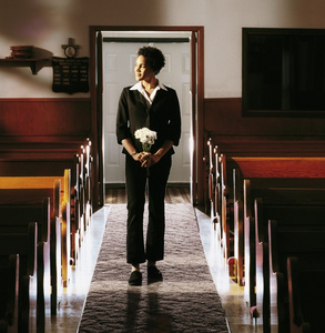一个女人站在教堂前面观