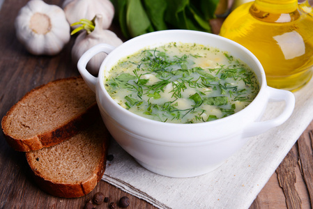 美味的绿色汤与上表特写酢浆草