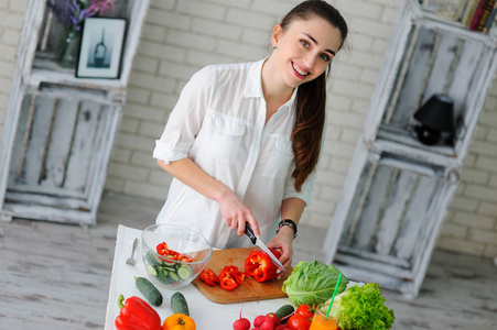 烹饪的年轻女人。健康食品蔬菜沙拉。饮食。健康