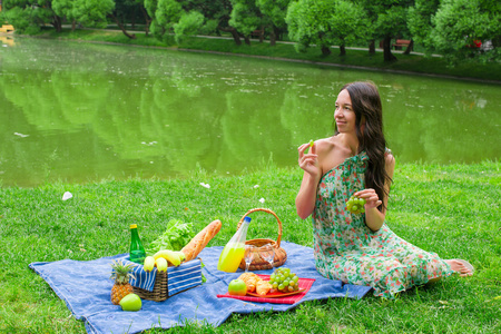 年轻快乐的女人，野餐和到户外放松