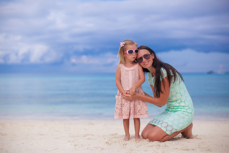 年轻漂亮的妈妈和她可爱的小女儿享受他们的假期