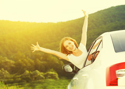 幸福的女人看上去自然的汽车窗户伸出去