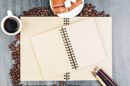 带记事本和咖啡的木制桌面图片