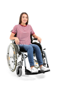 坐在白色背景的轮椅的年轻妇女