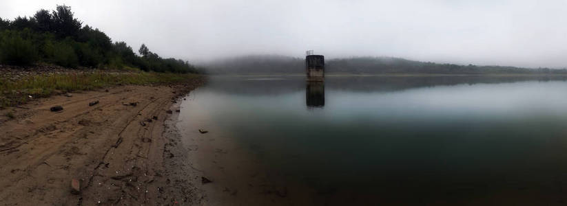 朦胧的天在湖全景