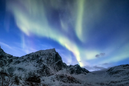 北方的光在山下。美丽的自然风景在挪威