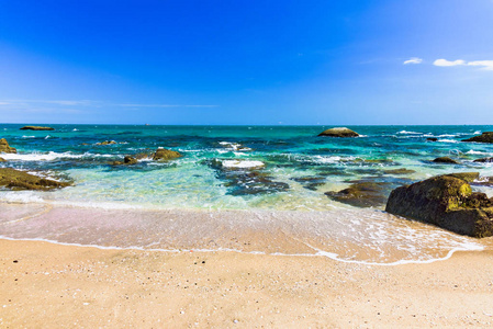 位于越南的岩石美丽的中国南海海岸海滩海岸线
