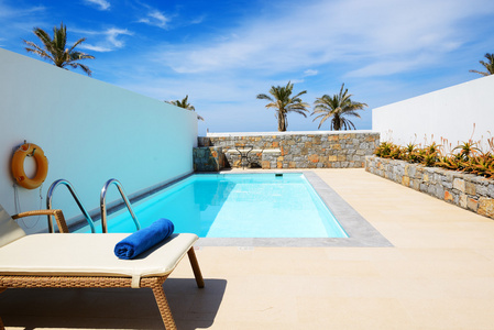 游泳池在豪华别墅，克里特岛，希腊