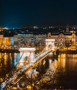 在晚上的布达佩斯链桥