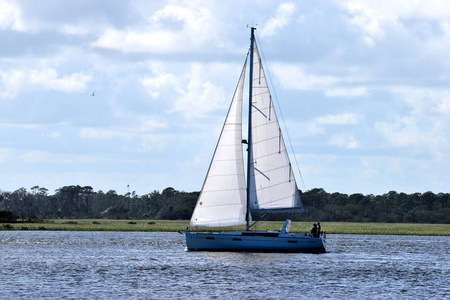 帆船沿着河在佛罗里达州圣奥古斯丁巡航