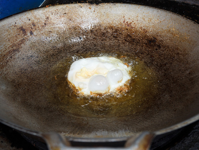 阳光明媚，起锅中煎的鸡蛋
