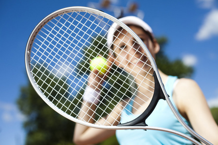女人打网球