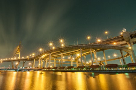 普密蓬桥 也被称为工业的四环路鸟
