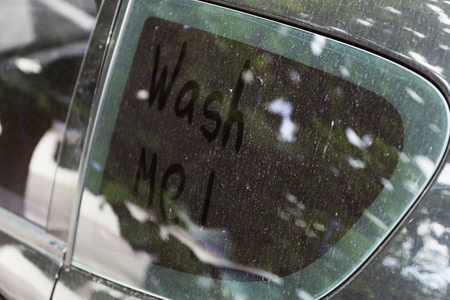 书面文字洗涤我在肮脏的汽车窗口, 特写