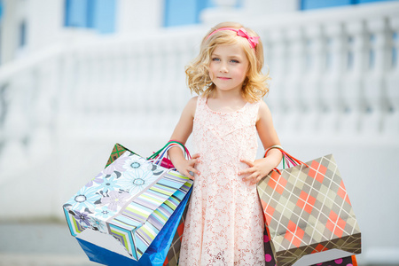 小女孩时尚与包在购物中心