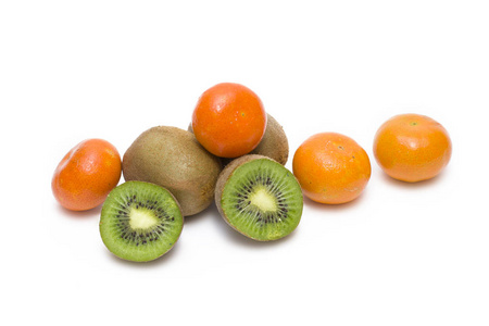 猕猴桃与柑橘在白色的背景。在白色背景的水果。白色背景下的柑橘类水果