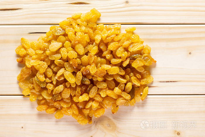 大量的全干金葡萄干苏丹娜品种栈flatlay天然木材