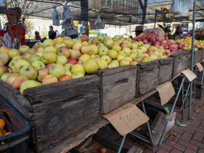 农民市场上的富士苹果排