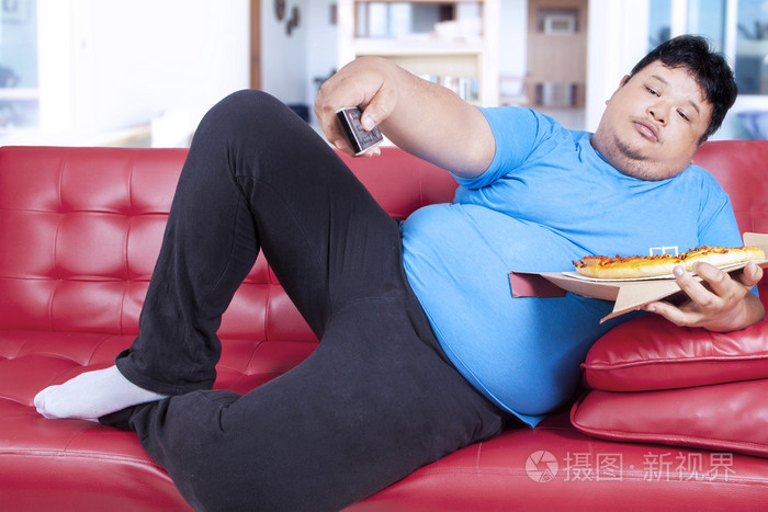 过度肥胖的男子认为比萨饼和远程