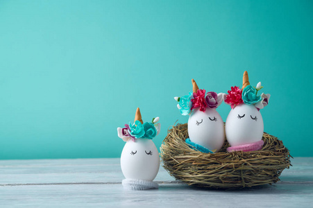 复活节假期概念与手工鸡蛋图片