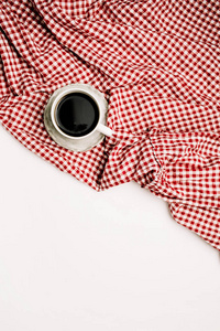 带咖啡的红色纺织品早餐。平躺, 顶部视图