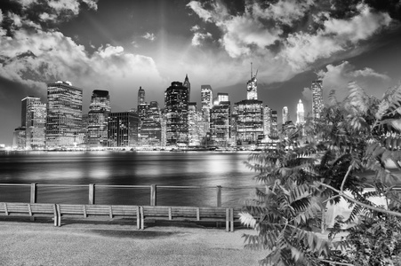 曼哈顿地平线在晚上从布鲁克林大桥公园看我