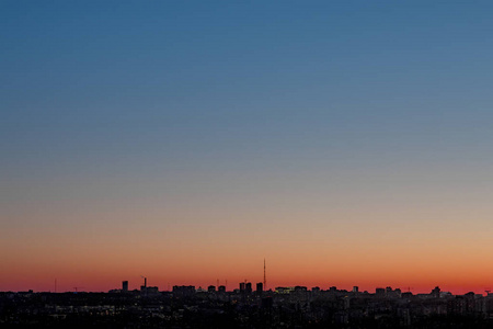 夕阳下的城市剪影。美丽的日落