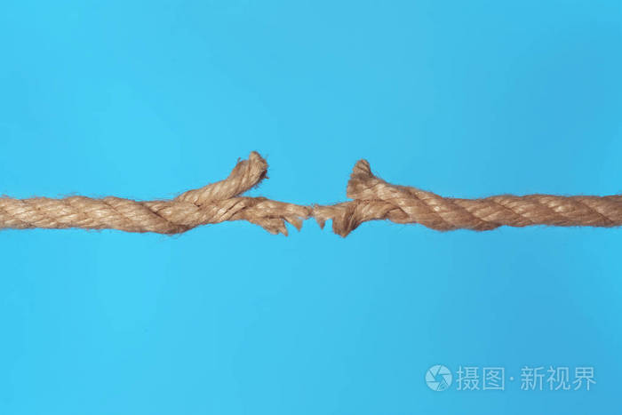 拉伸磨损的绳子打破颜色背景