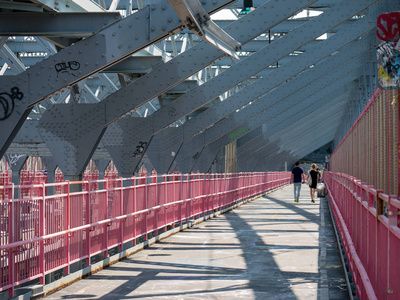 夫妇牵手在城市 birdge