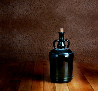 在一个老式的木桌上的旧脏兮兮的酒瓶