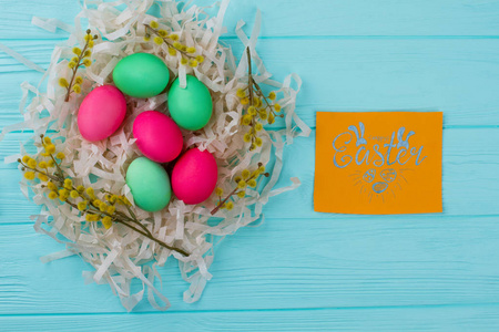 复活节快乐的装饰与五颜六色的鸡蛋
