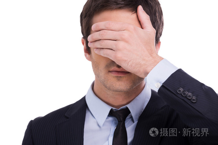 正装遮住眼睛,用一只手的人