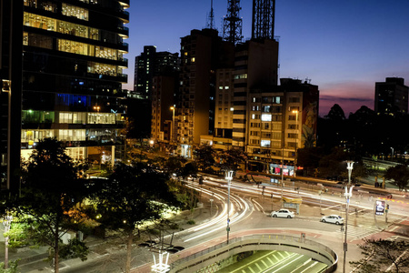 著名的保利斯塔大街，金融中心的城市，圣保罗，巴西的主要场所之一的夜景