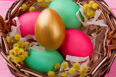 在篮子里关闭五颜六色的复活节彩蛋