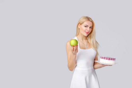 女人在蛋糕和苹果之间选择