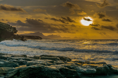 在大西洋上的阳光与大岩石和大浪