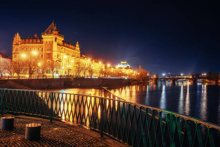 壮观的布拉格城堡在晚上沿河伏尔塔瓦河。捷克共和国