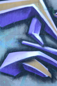 涂鸦画碎片。在街头艺术文化的风格上装饰着漆渍的旧墙。紫色色调的彩色背景纹理