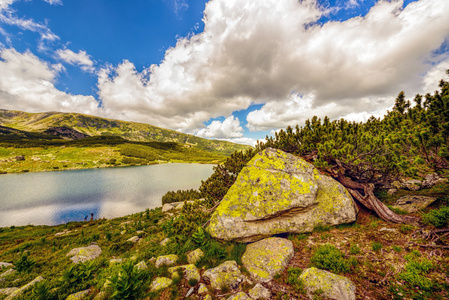 下在 fagaras 王铁高原冰川湖的风景