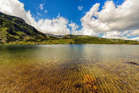 下在 fagaras 王铁高原冰川湖的风景