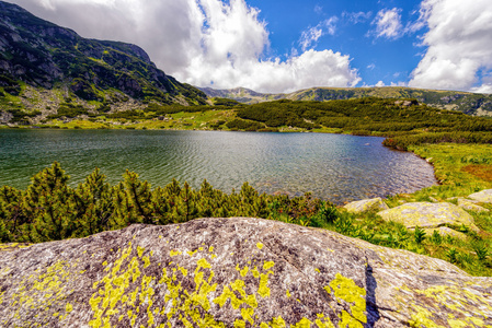 下在 fagaras 王铁高原冰川湖的风景