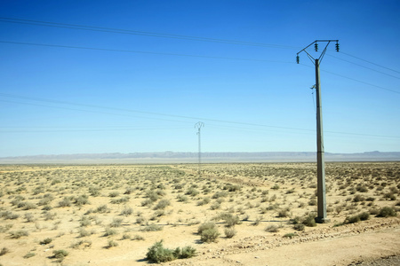 在撒哈拉沙漠中的电线杆图片