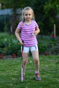 可爱的小女孩打羽毛球