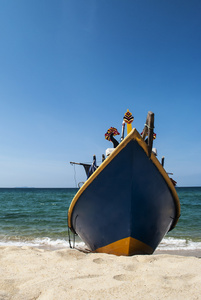 渔民的船停泊在海滩岸边
