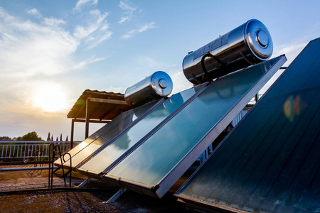 使用可再生太阳能的水面板放置在屋顶, 太阳热水系统。现代节能技术
