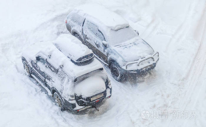 大雪中停放的汽车下雪