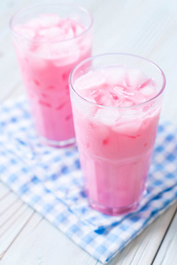 粉红色草莓奶昔