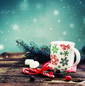 咖啡杯与棉花糖和圣诞节装饰品在木桌特写镜头视图